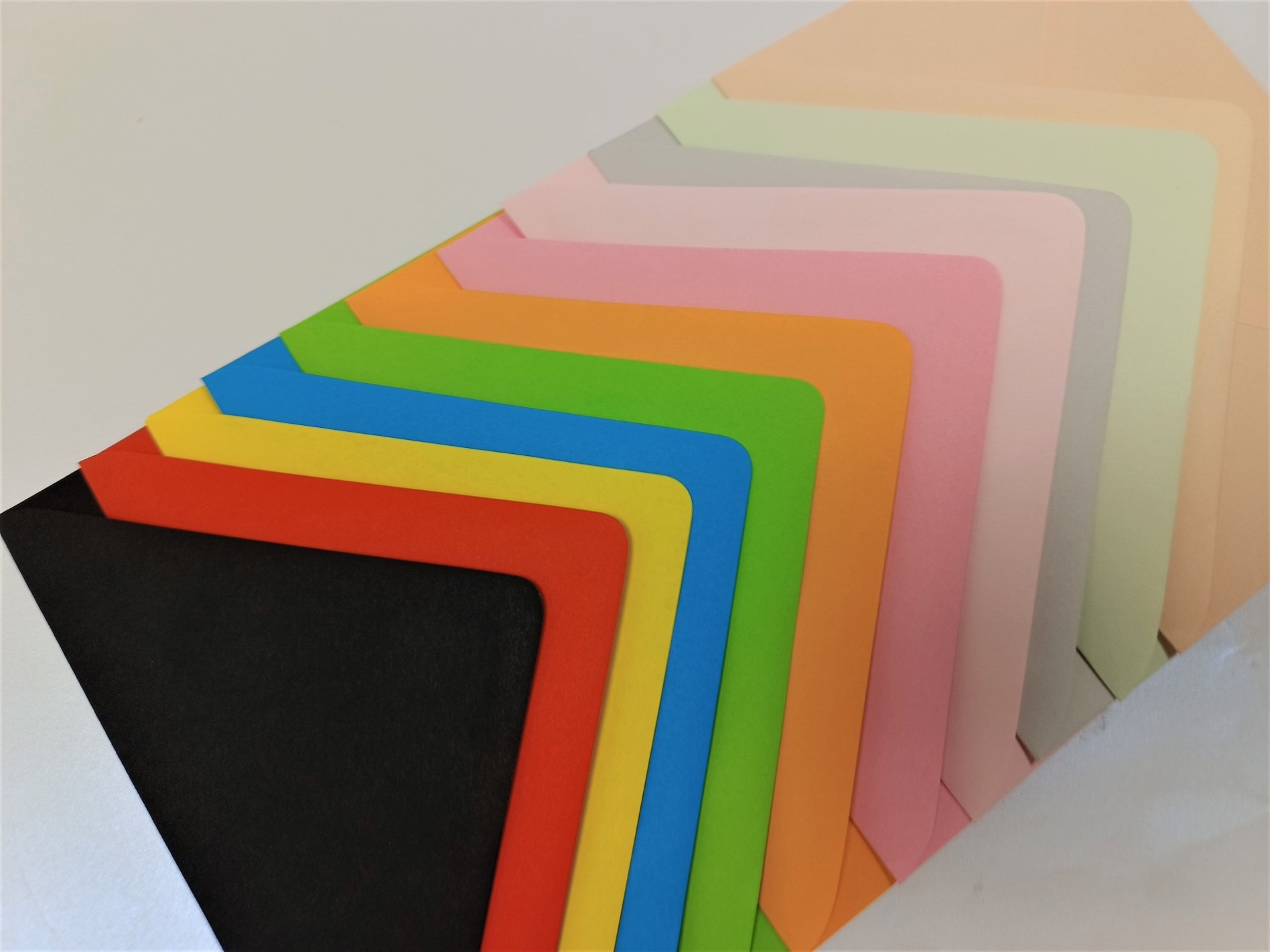 Koperta ozdobna gładka kolorowa C6 11,4x16,2 NK Rainbow R99 czarna 80g Koperta ozdobna gładka kolorowa C6 11,4x16,2 NK Rainbow R99 czarna 80g